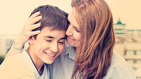 Περήφανος γιος για την αριστούχο μαμά του: «Μαμά, από πού αντλείς αυτή την ψυχική δύναμη;»