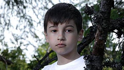 Ο 12χρονος γιος μου θέλει να φύγει από την κατασκήνωση επειδή του λείπω. Τι να κάνω;