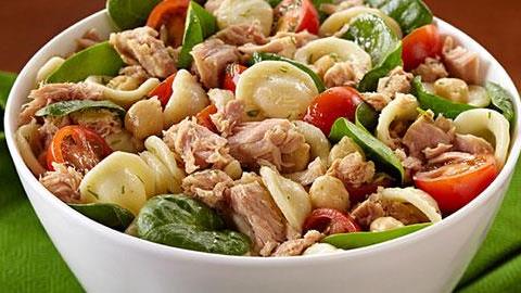 Χορταστική τονοσαλάτα γαι όλη την οικογένεια