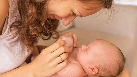 10 τρόποι για να συνδεθείτε συναισθηματικά με το νεογέννητό σας