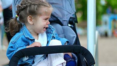 Οι 2 φράσεις που δεν πρέπει να λέμε στα ξεσπάσματα των παιδιών