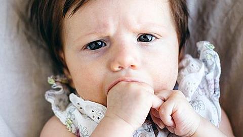 Πώς θα σταματήσει το μωρό μου να πιπιλάει τα δάχτυλά του ενώ κοιμάται;