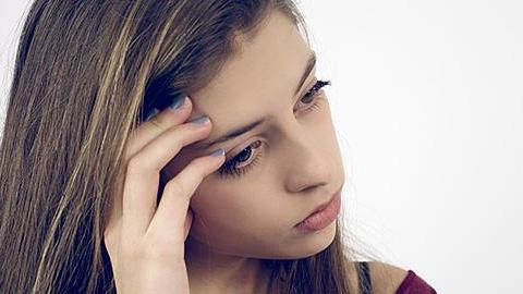 Είμαι 16 ετών κι ακόμα δεν μου έχει έρθει περίοδος. Συμβαίνει κάτι; 