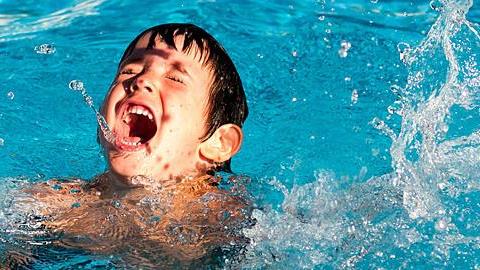 Κρήτη: μπαμπάς έσωσε τον 4χρονο γιο του από βέβαιο πνιγμό!