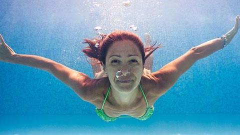 5 αλλαγές που θα συμβούν στο σώμα σας αν βάλετε το κολύμπι στη ζωή σας