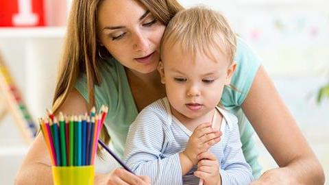 Να κρατήσω τον γιο μου στο σπίτι αντί να τον στείλω στον παιδικό ή είναι αντιπαιδαγωγικό;