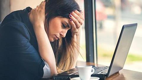 Κυβερνοχονδρίαση: Σταματήστε να κοιτάτε τα συμπτώματά σας στο ίντερνετ! 