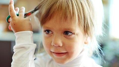 Η κόρη μου έκοψε τα μαλλιά της και τα έκρυψε. Μπορεί να κρύβεται κάτι άλλο πίσω απ’ αυτή τη συμπεριφορά;