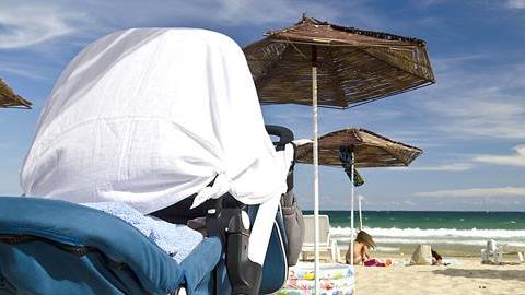 Μην σκεπάζετε το καροτσάκι του μωρού για να κάνετε σκιά, προειδοποιούν οι ειδικοί