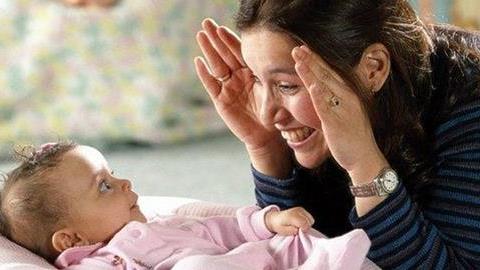 Κου-κου... τζα! Ένα απλό παιχνίδι που κρύβει πολλά μαθήματα για τα μικρά μας