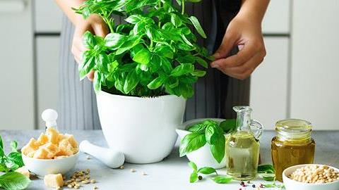 Πώς θα μειώσετε το αλάτι χωρίς να χάσετε σε... νοστιμιά! 