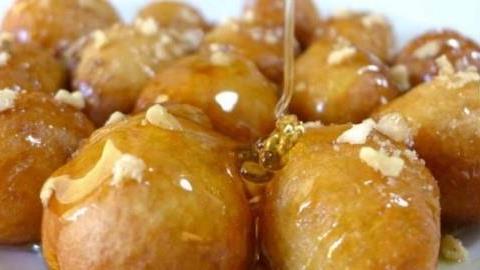 Πώς να φτιάξετε αφράτους λουκουμάδες της γιαγιάς