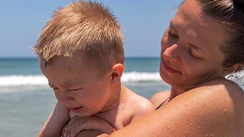 Ο γιος μου φοβάται να μπει στη θάλασσα. Τι να κάνω;