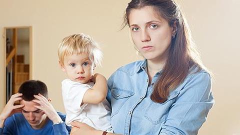 «Η Ελλάδα γερνά»: Γιατί δεν κάνουμε πολλά παιδιά όπως παλιά