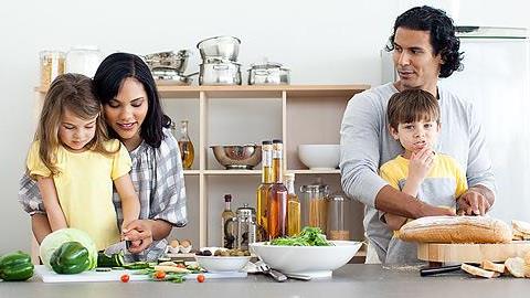 Η σημασία του οικογενειακού γεύματος στην παιδική διατροφή 