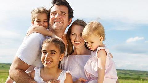 «Ευτυχισμένοι μαζί ύστερα από 15 χρόνια και 3 παιδιά. Αυτές είναι οι συμβουλές μας.»