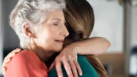 Μερικές φορές, θέλω να ξαναγίνω παιδί και να χωθώ στην αγκαλιά της μαμάς μου…