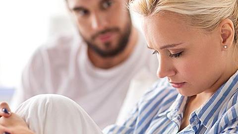 Ο άντρας μου θέλει να μετακομίσουμε εκεί που μένουν οι γονείς του, αλλά εγώ όχι. Τί να κάνω;