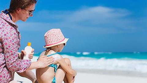 Ο κανόνας των 6 κουταλιών και όσα πρέπει να ξέρουμε για τα αντηλιακά