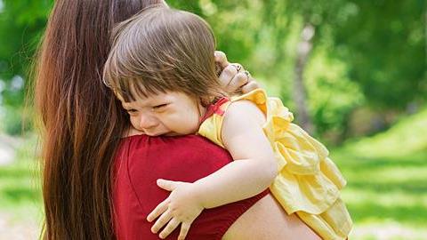 Η κόρη μου κλαίει όταν τα άλλα παιδιά φωνάζουν δυνατά. Χρειάζεται να ανησυχώ;