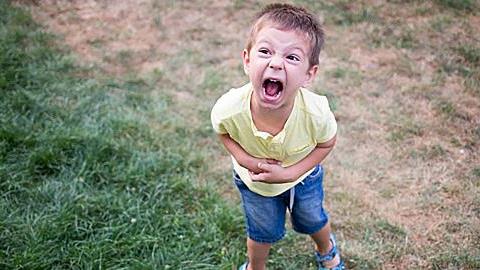 Στη μαμά που έχει βαρεθεί να ακούει ότι το παιδί της είναι άτακτο: Mην μασάς!