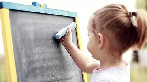 5 μοντεσσοριανές δραστηριότητες που αναπτύσσουν τις κινητικές δεξιότητες των νηπίων 