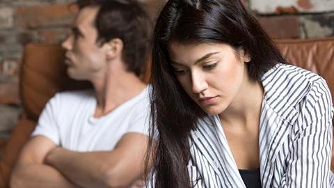 O άντρας μου με κατηγορεί πως φταίω που ρίξαμε το τρίτο μας μωρό. Τι να κάνω;