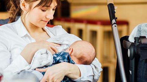 Ο δημόσιος θηλασμός δεν θα έπρεπε να θεωρείται ταμπού