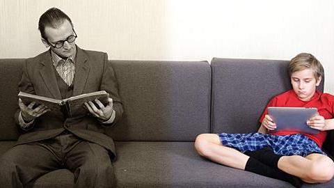 Χάσμα γενεών: πώς θα το γεφυρώσετε ώστε να είστε πάντα κοντά στα παιδιά 