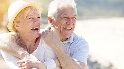 «Κοιμόμαστε ακόμη χέρι-χέρι»: Τα μυστικά 6 ζευγαριών που έχουν μοιραστεί μια ολόκληρη ζωή