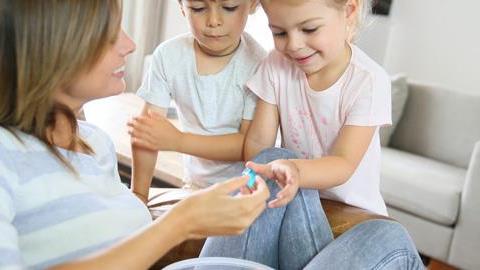 8 κανόνες των γονιών που δεν πειράζει να σπάνε κάπου κάπου