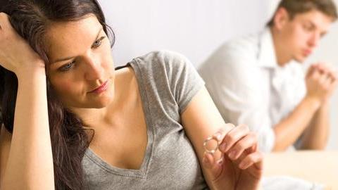 «Παντρεύτηκα για τους λάθος λόγους και ο γάμος μου απέτυχε»: 3 γυναίκες που έπαθαν και έμαθαν