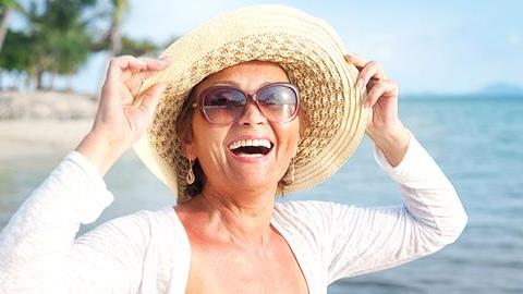 Γιατί κανείς δεν μας λέει ότι είναι ωραίο να γερνάμε; 