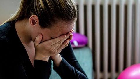 «Η εξάντληση κι η αϋπνία με κάνουν να νιώθω ότι είμαι κακή μαμά» 