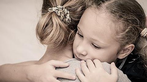 «Μαμά, φοβάμαι να μεγαλώσω»: Η αγωνία που φέρνει η νέα σχολική χρονιά