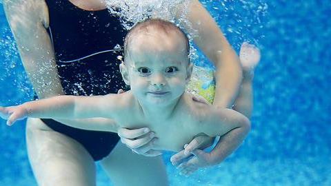 Βρεφική κολύμβηση: Τα υπέρ, τα κατά και τί να προσέξετε 