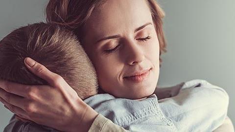 Μητρότητα σημαίνει να περιμένεις και να αγωνιάς χωρίς σταματημό 