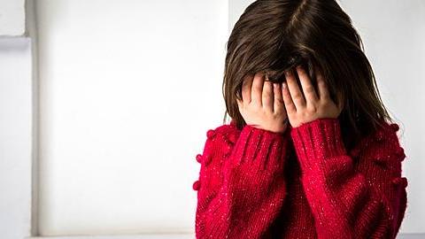 Η 6χρονη κόρη μου φοβάται σχεδόν τα πάντα και λέει προσευχές. Πώς να την βοηθήσω;