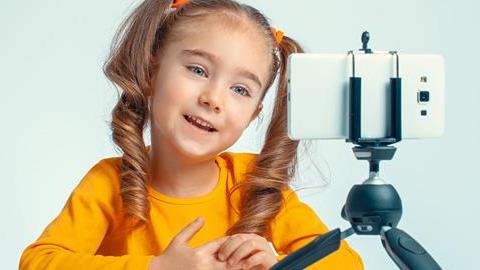 Τι να κάνετε αν ακούσετε τη φράση: «Μαμά, θέλω να γίνω youtuber!»