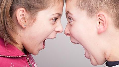 Πώς να παραμείνετε φίλες όταν τα παιδιά σας τσακώνονται συνέχεια