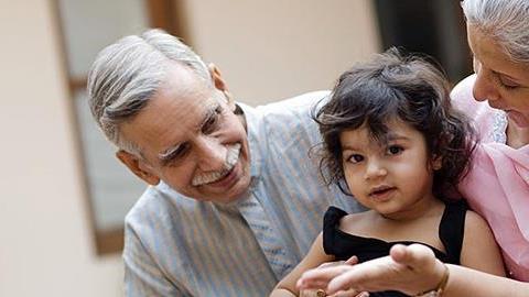 Η κόρη μου θέλει να μένει στους παππούδες και όχι στο σπίτι μας.  Πώς θα καταλάβει ότι αυτό δεν γίνεται;