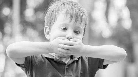 Τραυλισμός στα παιδιά: πότε να ανησυχήσετε και τι πρέπει να κάνετε