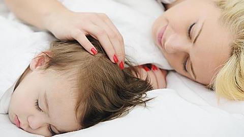 Η 2,5 ετών κόρη μου κοιμάται μόνη στη γιαγιά, αλλά με θέλει δίπλα της στο σπίτι