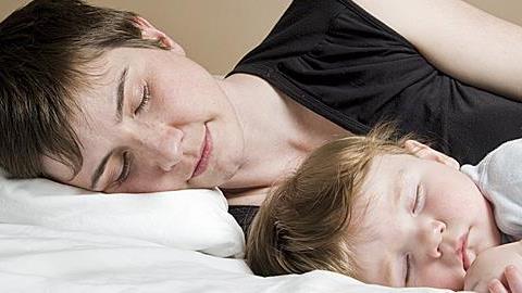 Κοιμάμαι μαζί με τον 3χρονο γιο μου. Μήπως είναι κακό γι’ αυτόν;