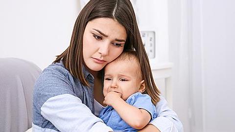 Μετά τη γέννηση της κόρης μας ο άντρας μου δεν μου φέρεται καλά. Πώς θα ξαναφτιάξουμε τη σχέση μας;