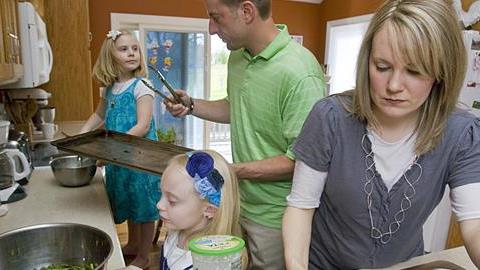 «Αγαπητή μου οικογένεια: Όχι, δεν μου κάνετε χάρη κάθε φορά που βοηθάτε με το σπίτι.»