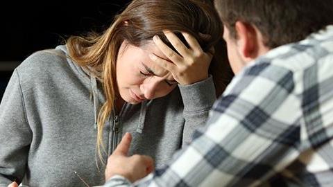 Έχω κουραστεί από την σχέση μου αλλά δεν μπορώ να προχωρήσω παρακάτω. Τι να κάνω;