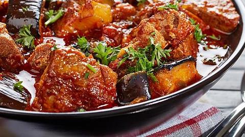 Μοσχαράκι γιαχνί με μελιτζάνες, απλό και πεντανόστιμο