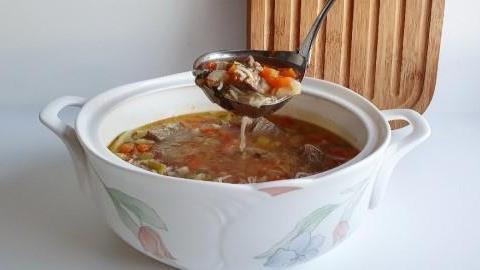 Νόστιμη και θρεπτική σπιτική κρεατόσουπα με λαχανικά