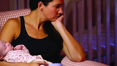 «Μήπως έχω επιλόχειο κατάθλιψη;»: 7 σημάδια που δεν πρέπει να αγνοήσετε 